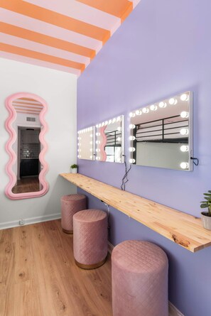 Interior - Dolly's Music Row Apt! Walkable Location! (nashville)