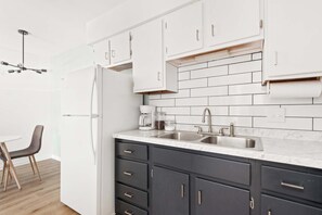 Fridge, microwave, oven, stovetop - Dolly's Music Row Apt! Walkable Location! (nashville)