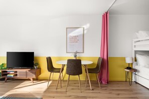 2 bedrooms, iron/ironing board, WiFi, bed sheets - Dolly's Music Row Apt! Walkable Location! (nashville)