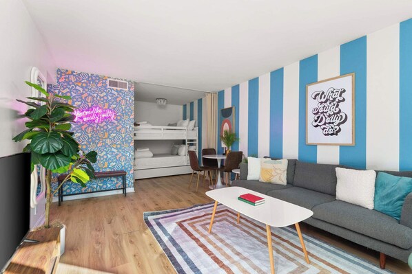 Televisión, oficina y impresora 