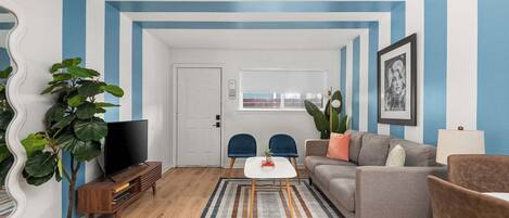 Televisión, oficina y impresora