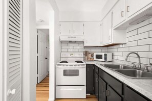 Fridge, microwave, oven, stovetop - Relaxing Dolly Apartment on Music Row (Nashville)