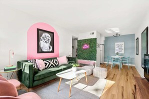 TV, offices - Relaxing Dolly Apartment on Music Row (Nashville)