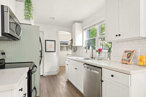 冰箱、微波炉、烤箱、炉灶