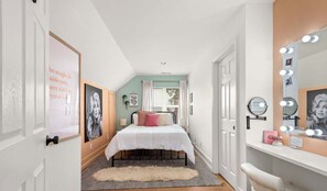 4 soverom, memory foam-senger, strykejern/-brett og wi-fi