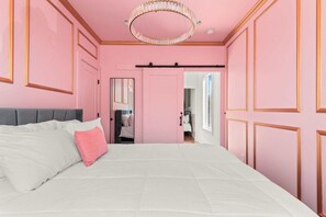 8 bedrooms, iron/ironing board, WiFi, bed sheets - The Dolly House 8BR Sleeps 24 5min to DT (Nashville)