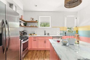Frigorifero, microonde, forno, piano cottura
