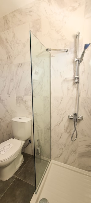 Luxe studio | Badkamer met douche