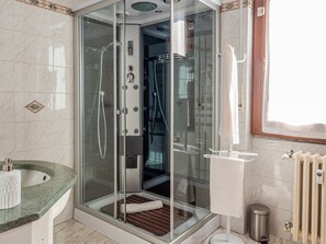 Deluxe-Apartment | Badezimmer