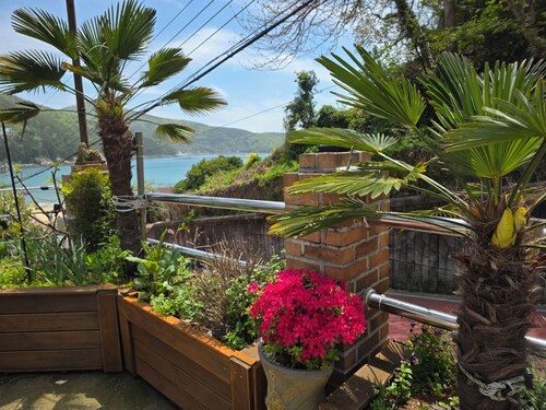 Beach Getaway for Families & Friends - Seconds walk from the beach!