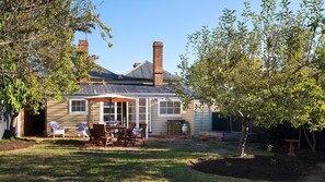 Outdoor dining - Albert Cottage - charming miner's cottage in the heart of town (Daylesford)