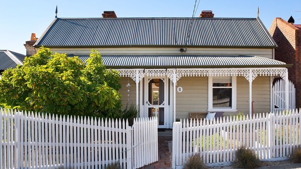 Exterior - Albert Cottage - charming miner's cottage in the heart of town (Daylesford)