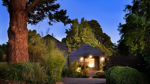 Hardwood House - Award Winning Architectural Home - Walking distance to Botanic Gardens!