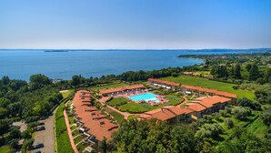 Ein Resort mit Schwimmbad, mehreren Villen und Blick aufs Meer.