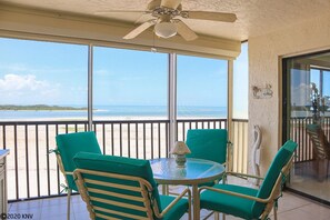 Outdoor dining - Gulf Front 2B/2B Vacation Condo At Carlos Pointe Beach Club 534 With Amazing Views! Gorgeous Beach! (Fort Myers Beach)