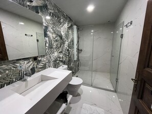 Suite Room | Bathroom | Shower, hydromassage showerhead, designer toiletries, hair dryer - Tessera Hotel (Sanliurfa)