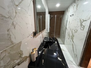 ห้องพรีเมียมดับเบิล, เตียงคิงไซส์ 1 เตียง, ปลอดบุหรี่, วิวสวน | ห้องน้ำ | ฝักบัว, ฝักบัวนวดด้วยพลังน้ำ, ของใช้ในห้องน้ำระดับพรีเมียม, ไดร์เป่าผม