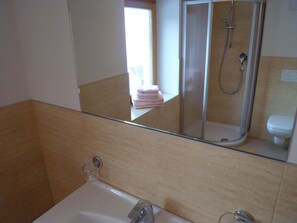Douche, sĂšche-cheveux, serviettes fournies, savon