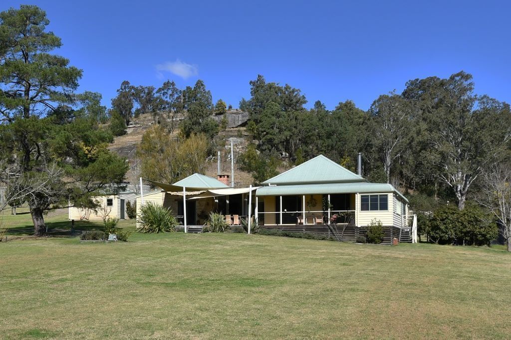 'Old Byora Vineyard' | Luxury Homestead | Sleeps 10 | 5 mins from Wollombi  — image 2