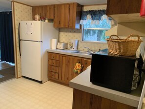 Fridge, microwave, oven, stovetop - Cozy Country Getaway (English)