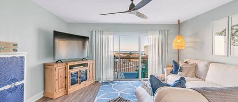 TV connectée, lecteur de DVD, livres