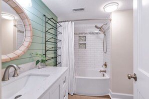 Ensemble douche/baignoire, sĂšche-cheveux, serviettes fournies