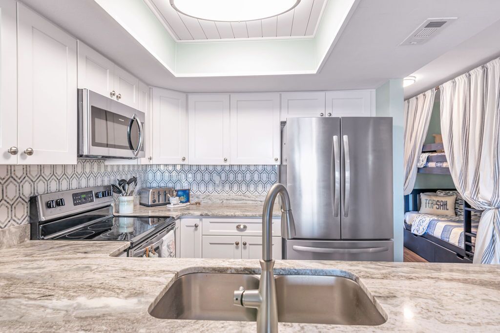 Réfrigérateur, micro-ondes, four, plaque de cuisson