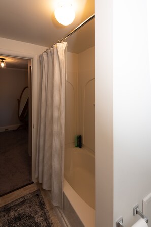 Duschwanne, Haartrockner, Handtücher, Toilettenpapier