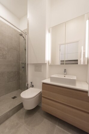 Een douche, een haardroger, handdoeken