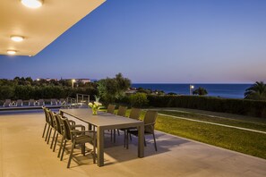 Property grounds - SUPERB LOCATION Luxury 5 bed villa, pool, sea view, beach / restaurants close by (Svoronata)
