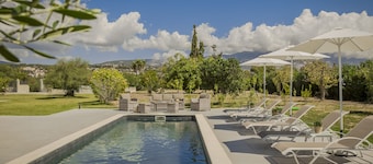 SUPERB LOCATION Luxury 5 bed villa, pool, sea view, beach / restaurants close by