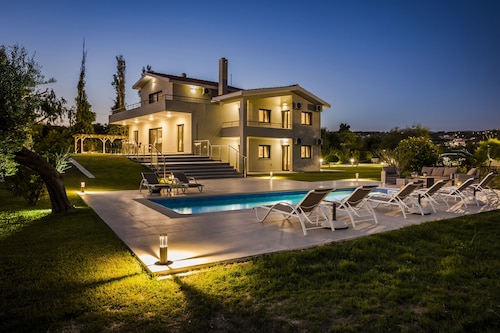 SUPERB LOCATION Luxury 5 bed villa, pool, sea view, beach / restaurants close by