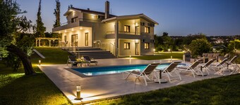 SUPERB LOCATION Luxury 5 bed villa, pool, sea view, beach / restaurants close by