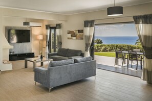Smart TV, ping pong - SUPERB LOCATION Luxury 5-bedroom villa, pool, sea view, beach / restaurants  (Svoronata)