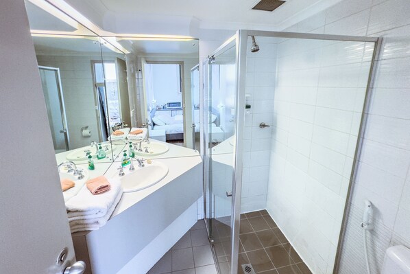 Douche, serviettes fournies