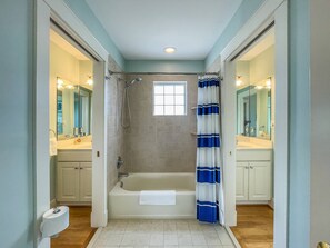 Combined shower/bathtub, hair dryer, towels - The Pelican - Chesapeake Properties (Cape Charles)