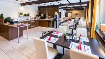 Päivittäinen buffetaamiainen (12 EUR per henkilö)