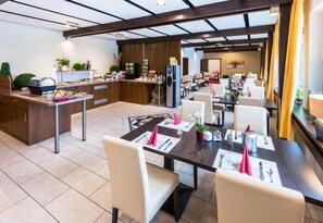 Petit déjeuner buffet (12 EUR par personne)