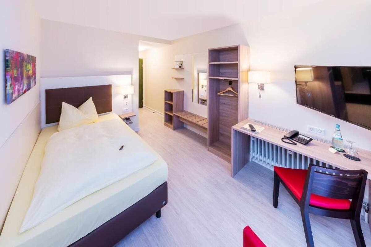 comfort single room, 1 large single bed, balcony, garden area | 1 bedroom, hypo-allergenic bedding, individually decorated