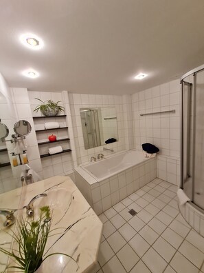 Junior-Studiosuite | Komfortbadewanne
