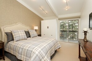 3 habitaciones, tabla de planchar con plancha, internet y ropa de cama