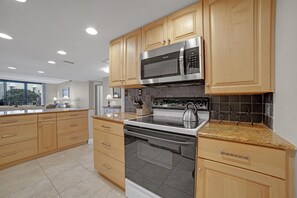 Fridge, microwave, oven, stovetop - 3301 Island Club - Folly Field - 2 Bed 2 Bath Sleeps 6 - Hilton Head Rentals (Hilton Head Island)