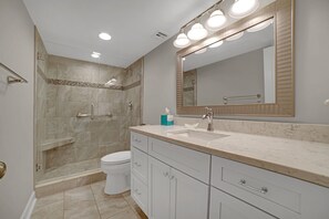 Combined shower/bathtub, hair dryer, towels