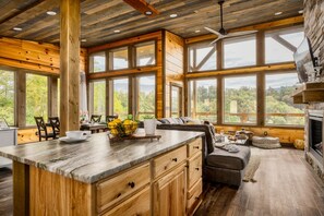 TV connectée, cheminée, jeux vidéo, baby-foot