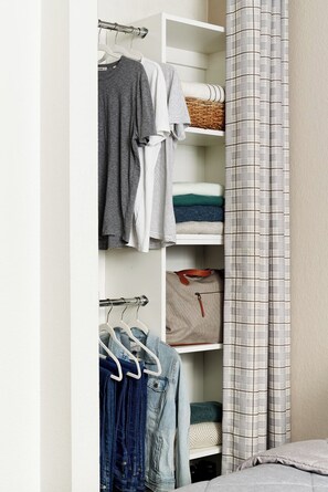 Escritorio y ropa de cama