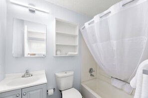 尊荣双人房 | 浴室 | 淋浴/盆浴组合、毛巾、肥皂、卫生纸