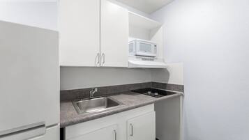 Dobbeltrom – premium | Eget kjøkken | Kjøleskap, mikrobølgeovn, kokeplater og fryser