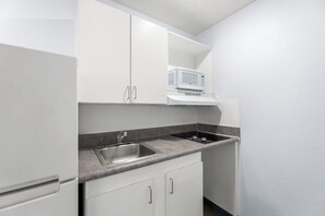 尊荣双人房 | 私人厨房 | 冰箱、微波炉、炉灶、冰柜