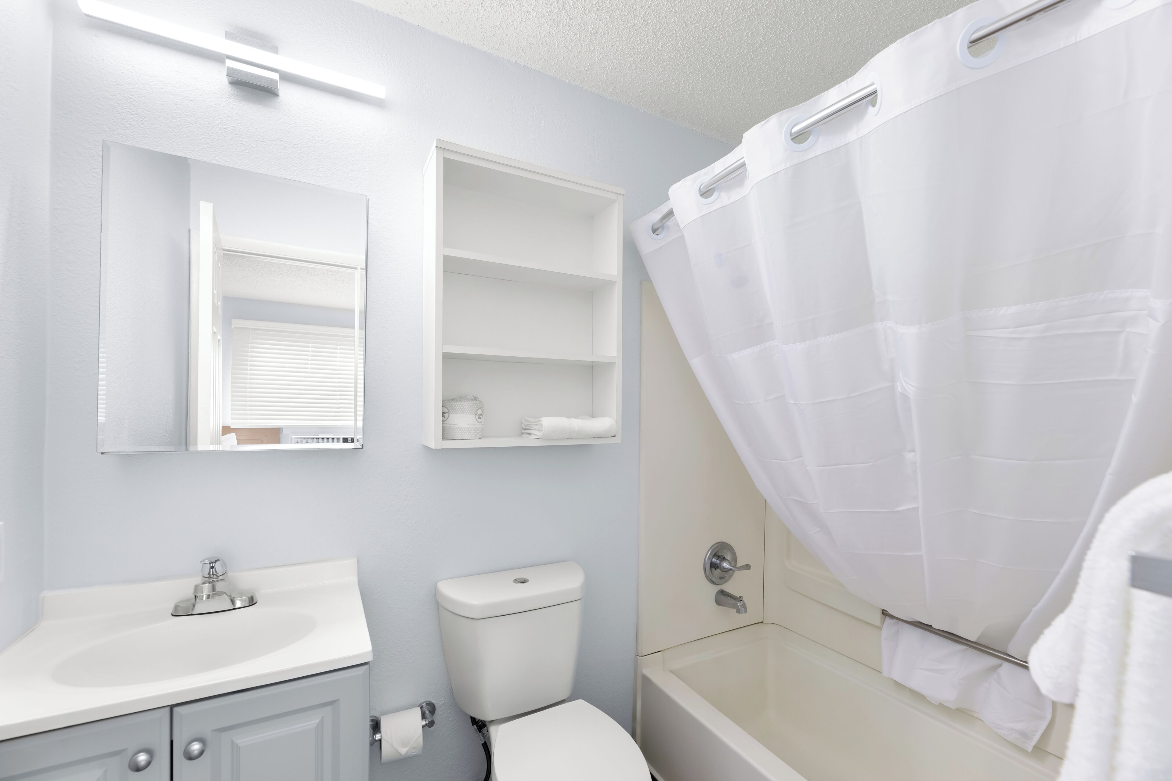 Combined shower/tub, towels, soap, toilet paper