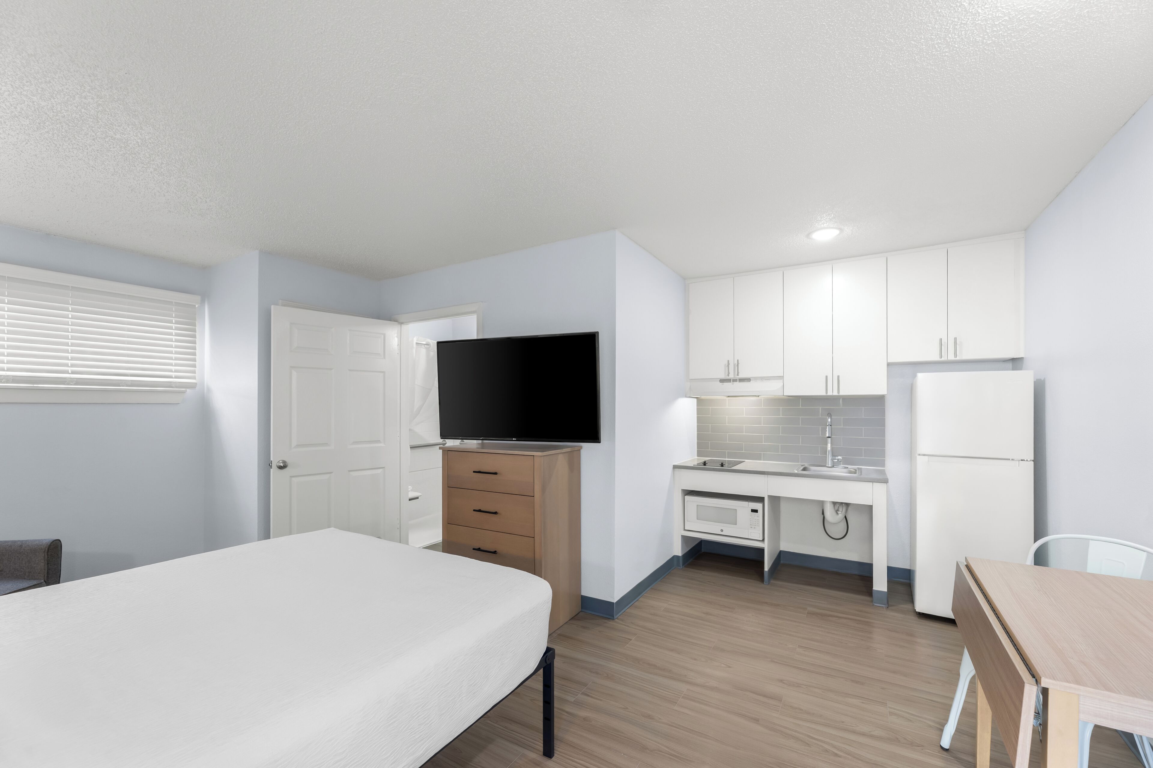 ثلاجة، ميكروويف، موقد طهي مسطح، مجمّد